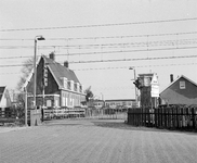 76555 Gezicht op de spoorwegovergang in de spoorlijn Utrecht-'s-Hertogenbosch aan het Houtensepad te Utrecht, uit het ...